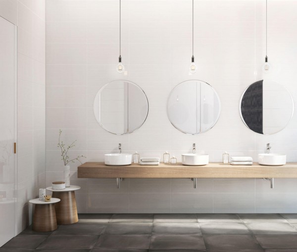 Fliesenspiegel im Badezimmer mit Fliese weiß matt strukturiert